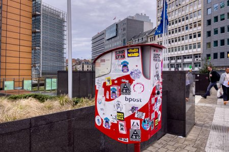 Téléchargez les photos : Boîte aux lettres rouge Bpost dans la rue à côté du siège de la Commission européenne à Bruxelles - en image libre de droit