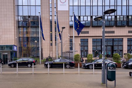 Téléchargez les photos : Voitures garées à côté du siège de la Commission européenne à Bruxelles - en image libre de droit