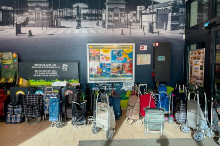 Foto de Un montón de bolsas de compras con ruedas en el vestíbulo de un supermercado en Bruxelles - Imagen libre de derechos