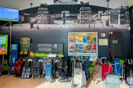 Foto de Un montón de bolsas de compras con ruedas en el vestíbulo de un supermercado en Bruxelles - Imagen libre de derechos