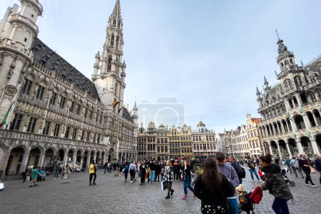 Téléchargez les photos : Touristes traînant à la Grand Place à Bruxelles, Belgique - en image libre de droit