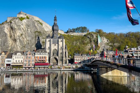 Téléchargez les photos : Vue de la ville historique de Dinant avec la pittoresque rivière Meuse en Belgique - en image libre de droit