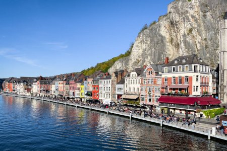 Téléchargez les photos : Vue de la ville historique de Dinant avec la pittoresque rivière Meuse en Belgique - en image libre de droit