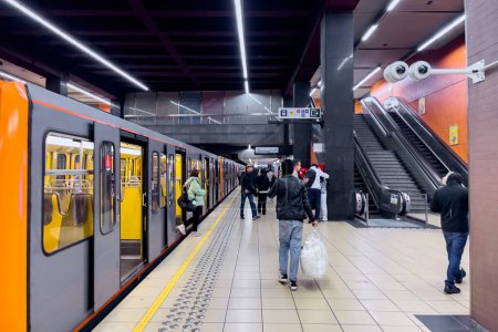 Téléchargez les photos : Passagers marchant dans une station de métro à Bruxelles - en image libre de droit