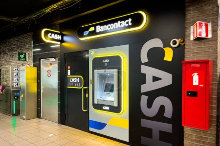 Téléchargez les photos : Distributeur automatique à l'intérieur d'une station de métro à Bruxelles - en image libre de droit