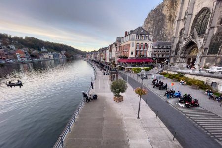 Téléchargez les photos : Vue panoramique sur la Meuse à Dinant avec des bâtiments historiques sur le côté - en image libre de droit
