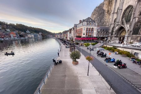 Téléchargez les photos : Vue panoramique sur la Meuse à Dinant avec des bâtiments historiques sur le côté - en image libre de droit