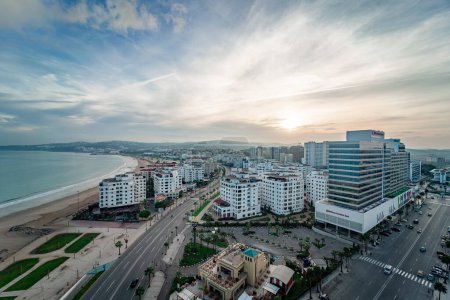 Téléchargez les photos : Vue panoramique sur les bâtiments du centre-ville de Tanger au Maroc - en image libre de droit