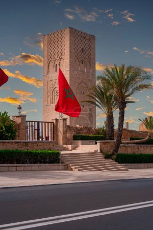 Bandera marroquí ondeando y la torre de Hassan en el fondo en Rabat