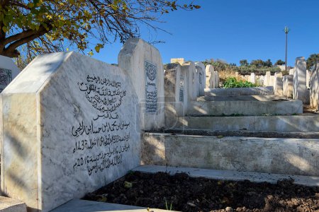 Téléchargez les photos : View of a muslim cemetery full of graves in Fes, Morocco - en image libre de droit