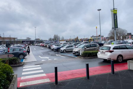 Téléchargez les photos : Cars parked in an outdoor parking lot in Brussels, Belgium - en image libre de droit