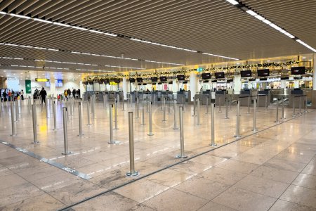 Téléchargez les photos : Rmpty check-in desks at the airport terminal at Brussels Zavantem international airport, Belgium - en image libre de droit