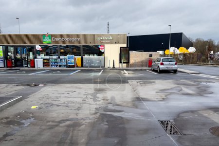 Foto de Texaco gas station empty in Belgium - Imagen libre de derechos