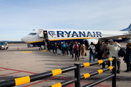 Foto de Passengers boarding a Ryanair commercial airplane at Milan Malpensa Airport in Italy - Imagen libre de derechos