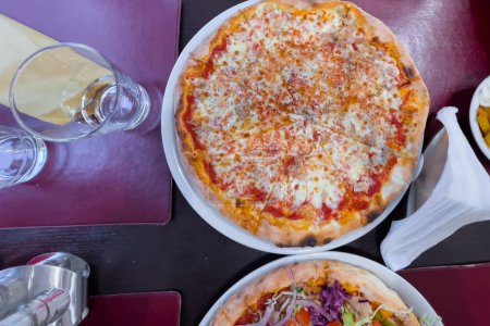 Téléchargez les photos : Fresh Italian vegetarian pizza on the table - en image libre de droit