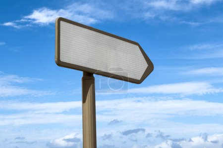 Téléchargez les photos : Blank right directional signpost with blue sky in the background - en image libre de droit