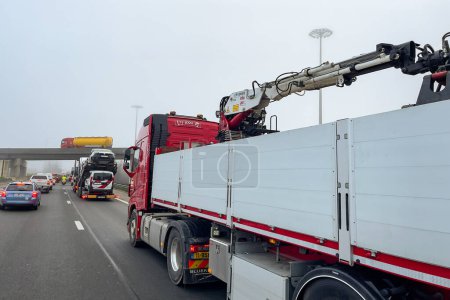 Téléchargez les photos : Véhicules circulant sur l'autoroute lors d'une journée brumeuse en Belgique - en image libre de droit