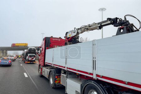 Téléchargez les photos : Vehicles driving on the highway during a foggy day in Belgium - en image libre de droit