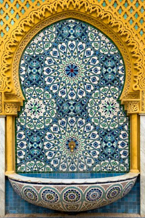 Téléchargez les photos : Fontaine murale traditionnelle marocaine dans un jardin Jnan Sbil à Fès - en image libre de droit
