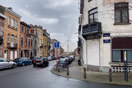 Téléchargez les photos : Voitures garées sur le bord d'une rue vide à Bruxelles, Belgique - en image libre de droit