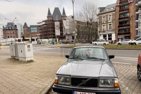 Téléchargez les photos : Berline Volvo 240 grise garée sur le bord de la route à Gand, Belgique - en image libre de droit