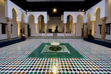 Téléchargez les photos : Belle fontaine au milieu d'une cour au Musée National de la Joaillerie à Rabat, Maroc - en image libre de droit