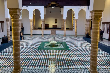 Téléchargez les photos : Belle fontaine au milieu d'une cour au Musée National de la Joaillerie à Rabat, Maroc - en image libre de droit