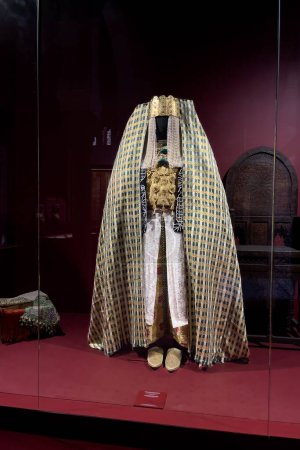Foto de Antiguo Caftán Fessi tradicional para la exhibición en el Museo Nacional de Joyería en Rabat, Marruecos - Imagen libre de derechos