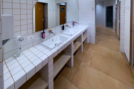 Téléchargez les photos : Une salle de bain moderne et propre partagée à l'intérieur d'une auberge - en image libre de droit