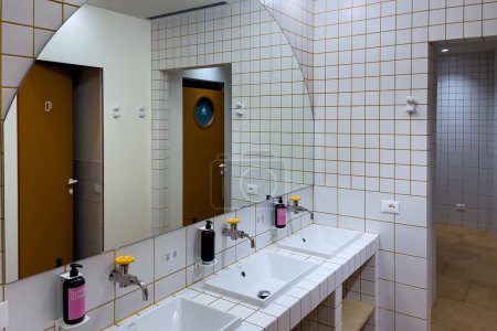 Foto de Un baño compartido moderno y limpio dentro de un albergue - Imagen libre de derechos