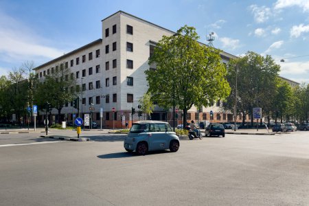 Téléchargez les photos : Une voiture Citroën Ami conduite sur la route à Turin, Italie - en image libre de droit