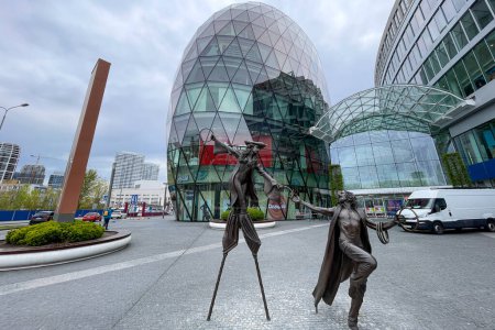 Téléchargez les photos : Sculptures Olga et Pat devant le centre commercial Eurovea à Bratislava, Slovaquie - en image libre de droit