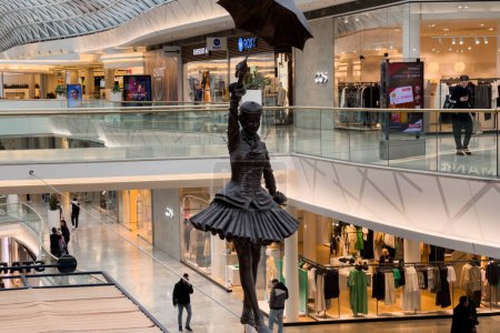 Téléchargez les photos : Sculpture en bronze d'une fille avec un parapluie à l'intérieur du centre commercial Eurovea à Bratislava, Slovaquie - en image libre de droit