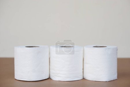 Téléchargez les photos : Trois rouleaux de papier hygiénique blanc doux. Concept, matériaux hygiéniques et sanitaires pour après utilisation de toilettes ou salle de bain. Utile et polyvalent pour nettoyer et essuyer. - en image libre de droit