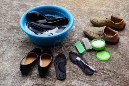 Schuhe waschen, Schüssel, Bürste, alte Zahnbürste und Spülmittel reinigen und schrubben. Konzept, Pflege, Pflege Schuhe von Schmutz und schlechten Geruch für die Verwendung lange Zeit. Hygiene und Hygiene