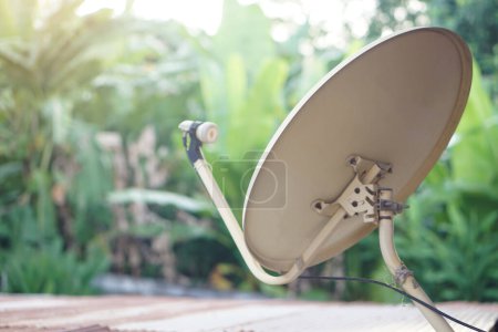 Oldtimer Satellitenempfänger Antennenschüssel auf dem Dach installiert. Konzept, Kommunikationstechnologie, globale Ausstrahlung für den digitalen Empfang durch das Fernsehen. Terrestrische Fernsehempfänger. TV-Antenne.