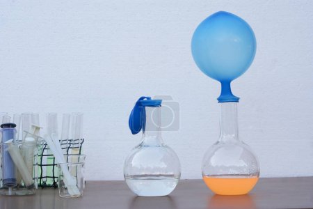 Téléchargez les photos : Des ballons bleus sur les éprouvettes. Concept, facile et amusant Expérience scientifique sur la réaction de la substance chimique dans des bouteilles d'essai et des ballons. Matériel didactique, Éducation. - en image libre de droit
