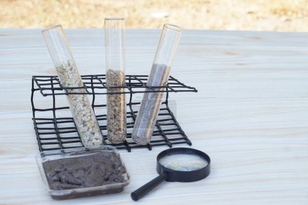 Foto de Test tubes that contain sample soil. Concept, soil quality inspection, research and science experiment. Laboratory. Find the best from different soil type and source for growing agriculture crops - Imagen libre de derechos