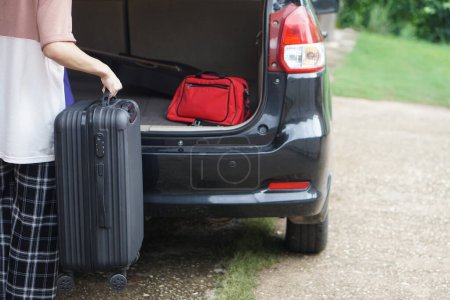 Téléchargez les photos : Gros plan l'homme porte des valises, des bagages dans le coffre de la voiture pour un voyage. Concept, voyage, aller en voiture. Vacances, vacances ou week-end. Préparez-vous et partez. - en image libre de droit