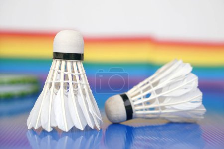 Badminton-Federball, Sportgeräte. Konzept, Sport, Bewegung, Freizeitaktivität für eine gute Gesundheit. Weltweit beliebter Sport für alle Geschlechter und LGBTQ +.        