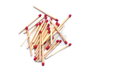 Pile de allumettes bâtons en bois avec du soufre rouge, éparpillés sur fond blanc. Concept, outil ou équipement utilisé pour allumer le feu à partir de petits bâtons de bois. avec substance inflammable à une extrémité.
