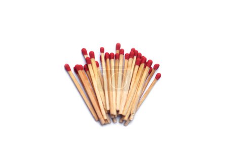 Pile d'allumettes en bois avec du soufre rouge, isolé sur fond blanc. Concept, outil ou équipement utilisé pour allumer le feu à partir de petits bâtons de bois. avec substance inflammable à une extrémité.      