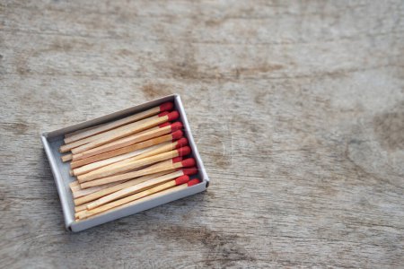 Boîte de allumettes bâtons en bois avec du soufre rouge. Concept, outil ou équipement utilisé pour allumer le feu à partir de petits bâtons de bois. avec substance inflammable à une extrémité.               