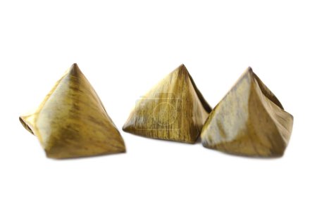 Pyramide de pâte farcie douce ou Khanom Tian en langue thaïlandaise, enveloppée par une feuille de banane et en streaming. Fond blanc. Concept, dessert traditionnel thaïlandais. Préparer de la nourriture pour les célébrations culturelles.  