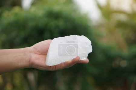 Close-up Hand hält kristallklare weiße Alaun-Steine oder Kalium-Alaun Nützlich für Schönheit und Wellness-Behandlung. Körpergeruch unter den Achseln als Deo behandeln und Wasser klar machen
