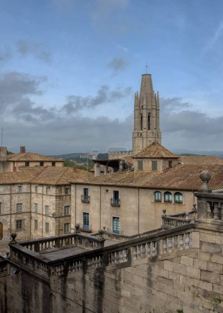Foto de Una vista de la torre de la Iglesia de San Félix tomada desde los escalones de la Catedral de Santa María de Girona. Foto de alta calidad - Imagen libre de derechos