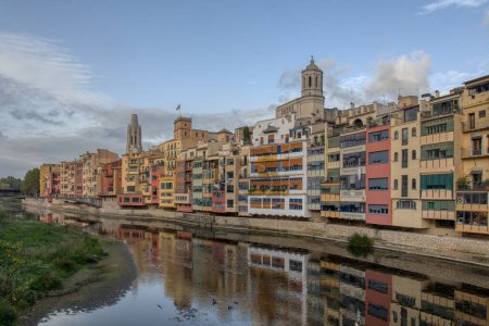 Foto de Una vista de edificios coloridos, iglesia de San Félix y Catedral de Santa María de Girona reflejada en el río Onya. Foto de alta calidad - Imagen libre de derechos