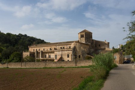 Foto de Una vista del Monasterio Gironas Saint Daniel en el valle de Saint Daniel a poca distancia de la ciudad. Foto de alta calidad - Imagen libre de derechos