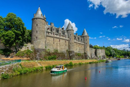 Téléchargez les photos : Château de Josselin au bord de l'Oust, est situé dans le Morbihan en Bretagne. Photo de haute qualité - en image libre de droit