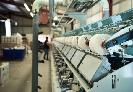 Foto de Máquinas de tejido de algodón de metal de acero inoxidable industrial, tejido de máquina de algodón para la industria de la moda y los textiles. Tejido de hilo tradicional textil fabricación en masa productio - Imagen libre de derechos